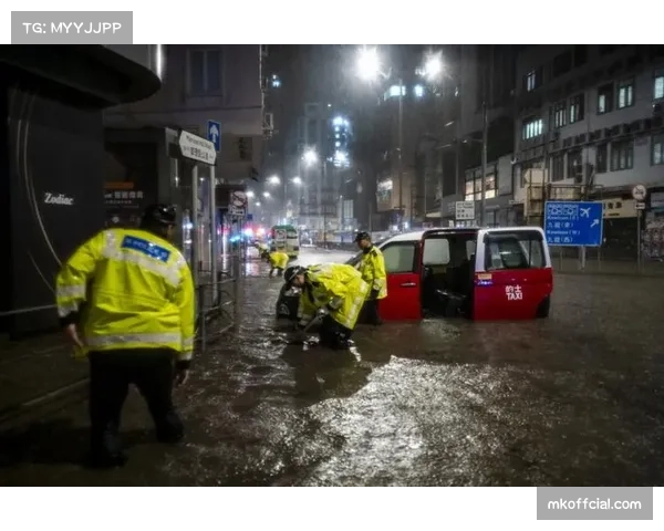 大雨中断比赛，工作人员紧急处理场地积水