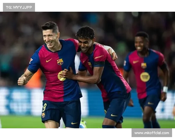 诺坎普北看台施工机械有序作业，扩容工程为欧冠附加赛主场造势